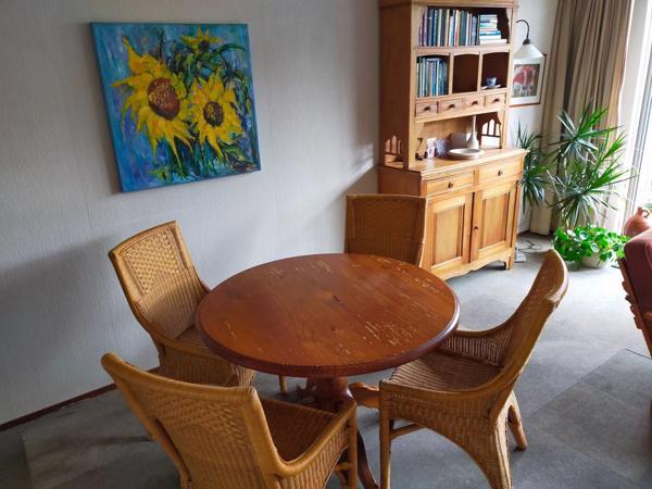 Tafel met vier stoelen