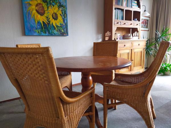 Tafel met vier stoelen