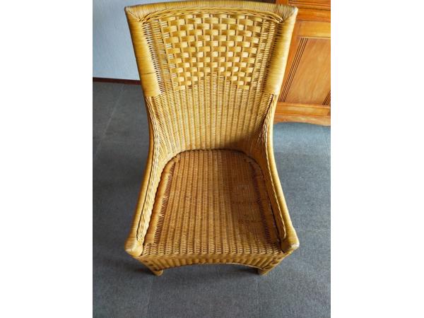 Tafel met vier stoelen