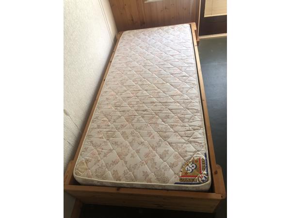 Houten bed, met verstelbare lattenbodem