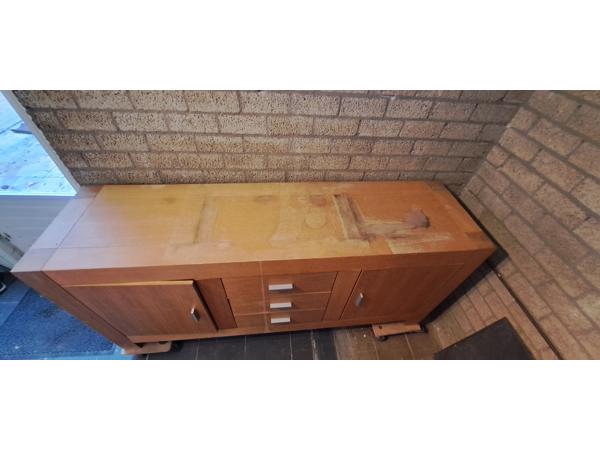 Gratis, dressoir met waterschade