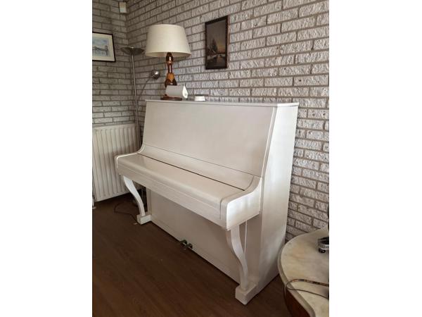 Witte B. Adams piano