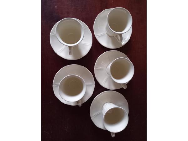 Wedgwood Queens Plain vijf koffiekopjes met schotel