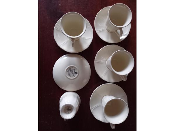 Wedgwood Queens Plain vijf koffiekopjes met schotel