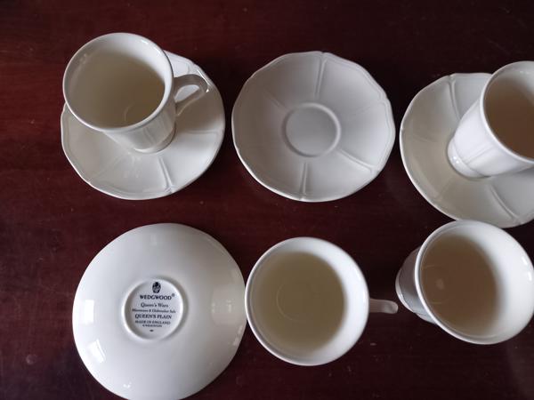 Wedgwood Queens Plain vijf koffiekopjes met schotel