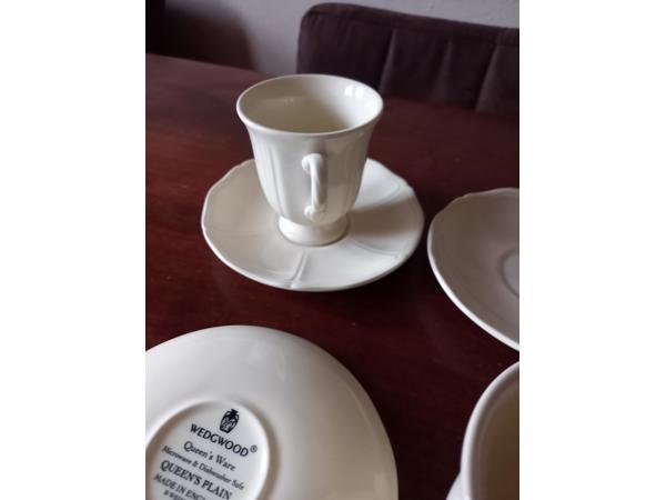Wedgwood Queens Plain vijf koffiekopjes met schotel
