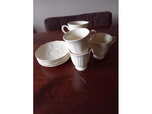 Wedgwood Queens Plain vijf koffiekopjes met schotel