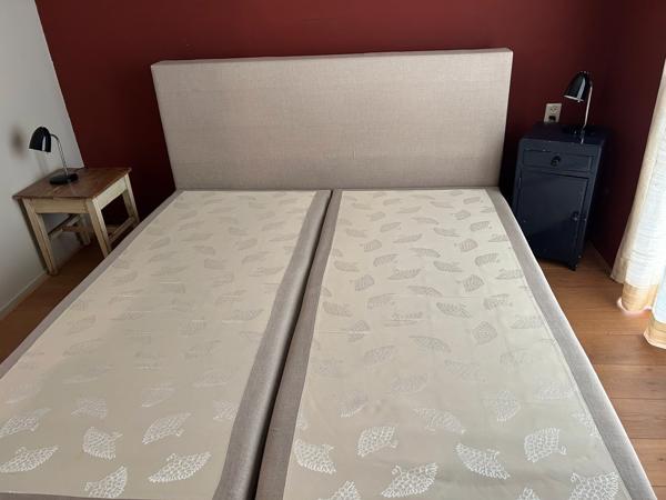 Tweepersoons boxspring met hoofdbord