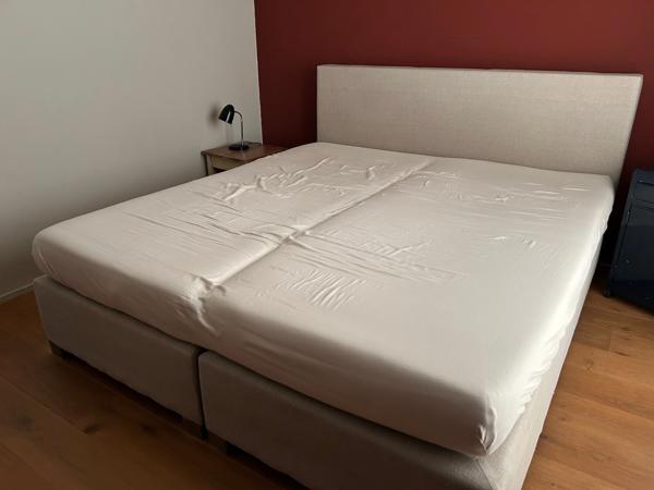 Tweepersoons boxspring met hoofdbord