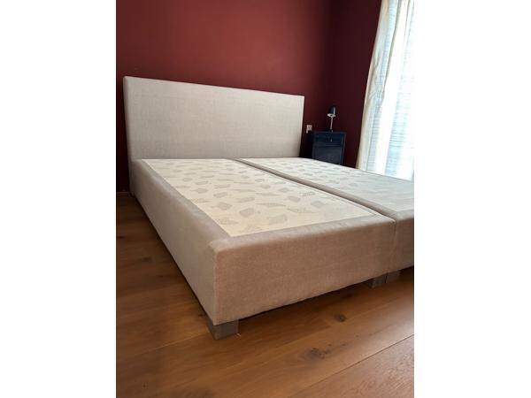 Tweepersoons boxspring met hoofdbord