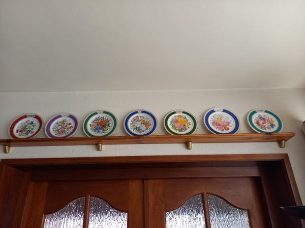 7 Porseleinen wandborden met thema bloemen en certificaat