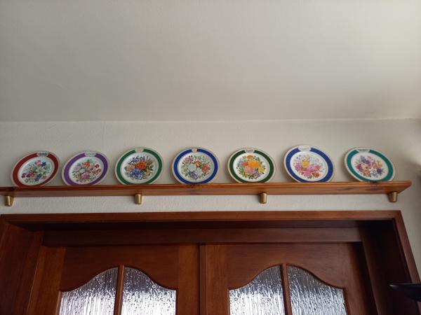 7 Porseleinen wandborden met thema bloemen en certificaat