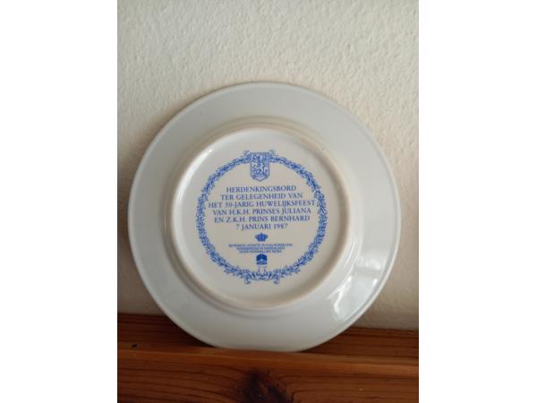 7 Porseleinen wandborden met thema bloemen en certificaat