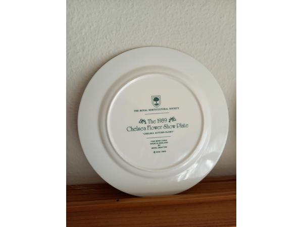 7 Porseleinen wandborden met thema bloemen en certificaat