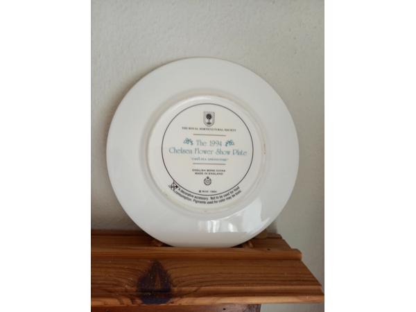 7 Porseleinen wandborden met thema bloemen en certificaat