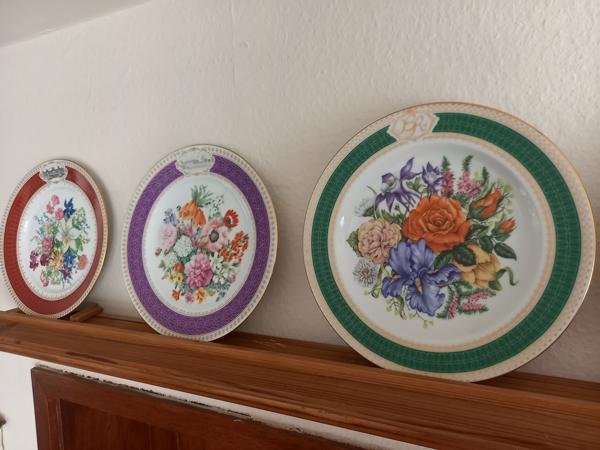 7 Porseleinen wandborden met thema bloemen en certificaat