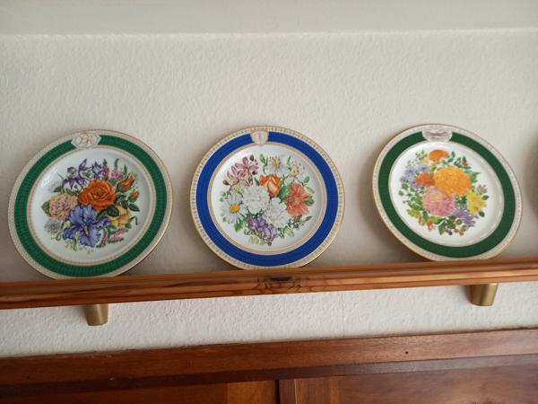 7 Porseleinen wandborden met thema bloemen en certificaat