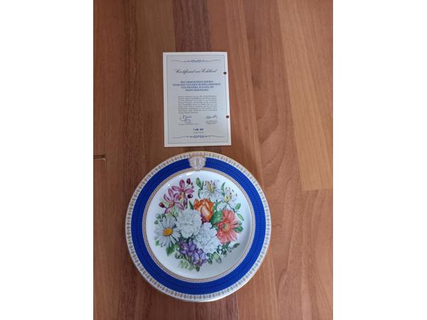 7 Porseleinen wandborden met thema bloemen en certificaat