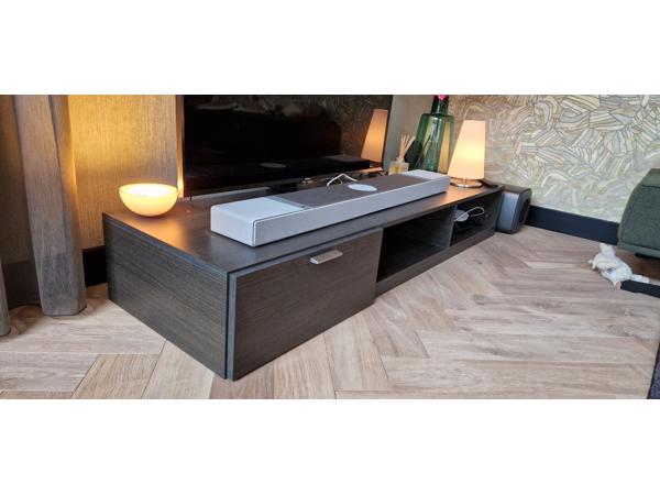 Mooi donkerbruin houten tv meubel