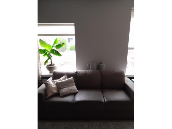 3 en 2 zits bank taupekleur gebruikt maar nog goed voor 2e ronde