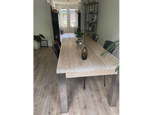 4 zwarte leren eettafelstoelen gratis af te halen in de Pijp Amsterdam