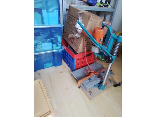 Allerhande bouwmateriaal, gereedschap.
