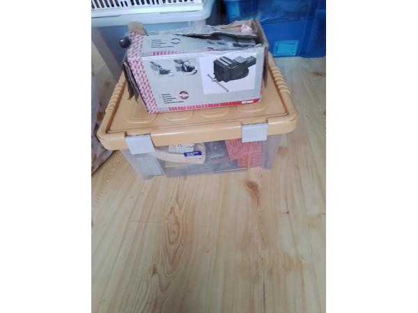 Allerhande bouwmateriaal, gereedschap.