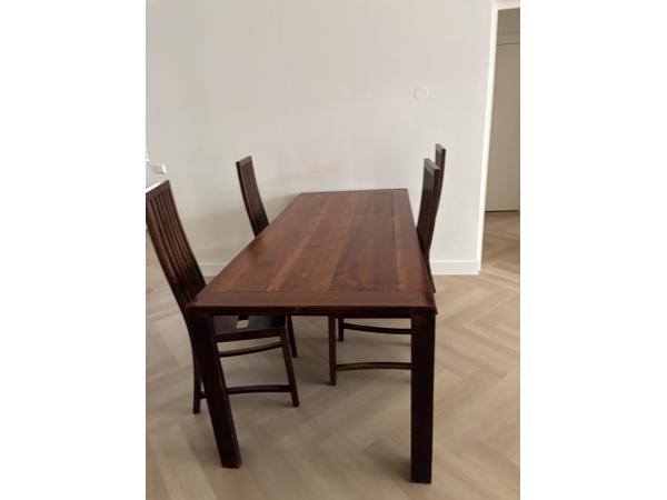Mooie houten tafel met vier stoelen