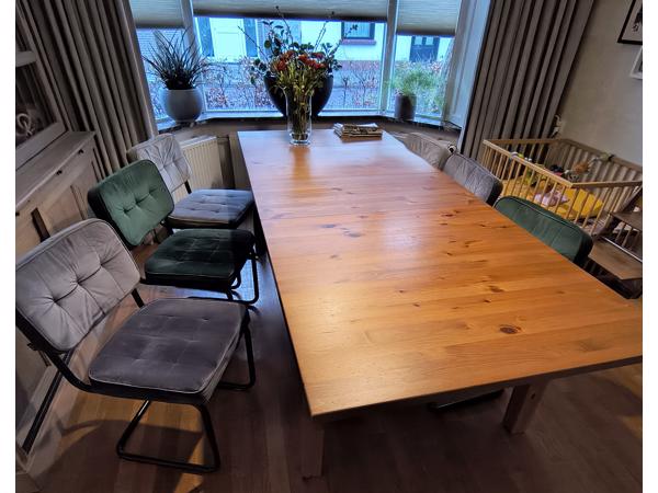 Eetthoek met grote Ikea tafel en 6 stoelen.