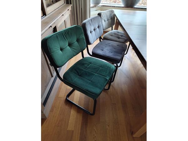 Eetthoek met grote Ikea tafel en 6 stoelen.