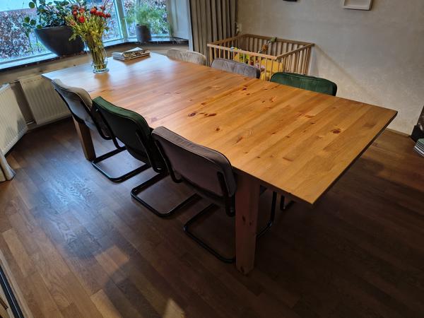 Eetthoek met grote Ikea tafel en 6 stoelen.