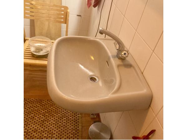 wastafel met kraan + spiegel