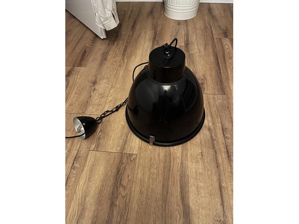 Zwarte lamp voor boven eettafel