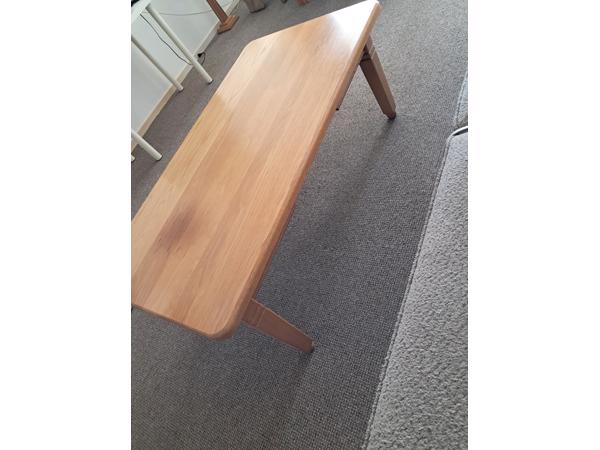 Gratis eettafel( opknapper) met 4 stoelen en salontafel zonder la.