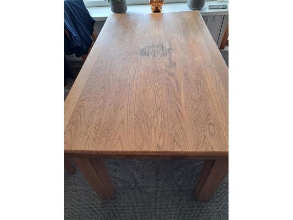 Gratis eettafel( opknapper) met 4 stoelen en salontafel zonder la.