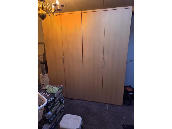 Twee identieke hoge kledingkasten