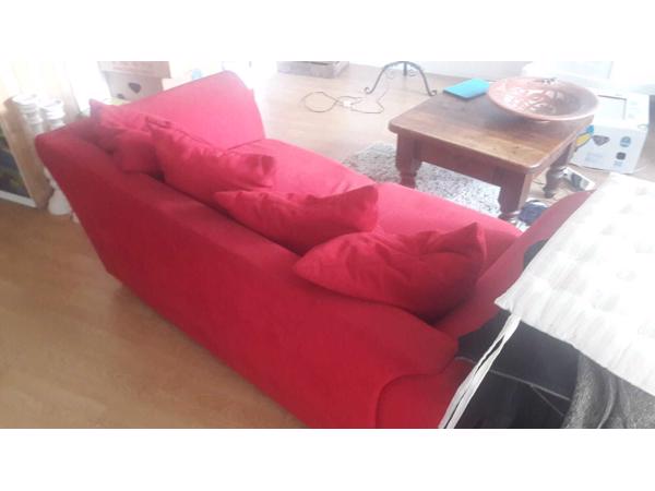 Leuk rood twee-zits bankje