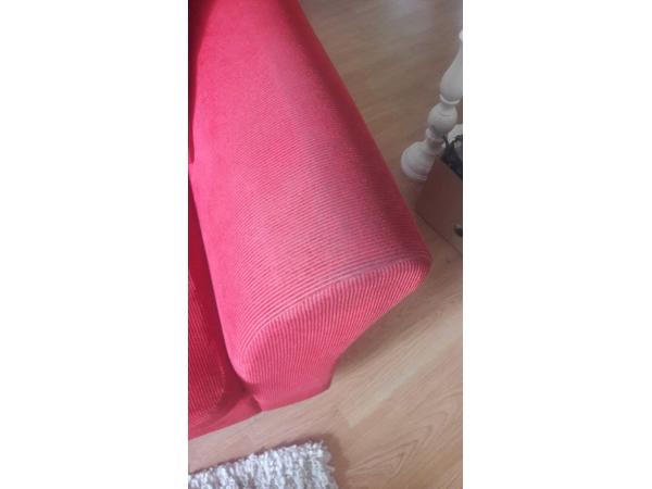 Leuk rood twee-zits bankje