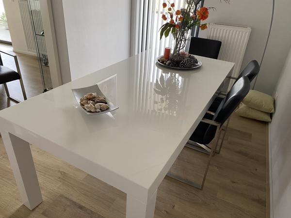 Eettafel, wit hoogglans.