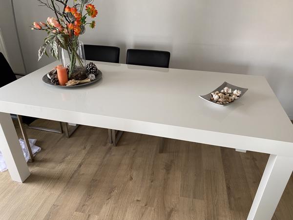 Eettafel, wit hoogglans.