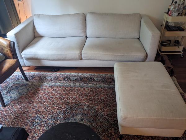 Crèmekleurige Bank 225x90x70 (LxBxH) en Hokker 90x60x40