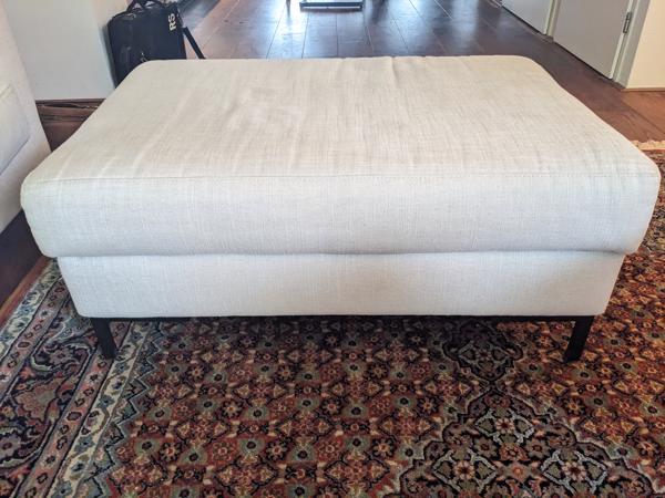 Crèmekleurige Bank 225x90x70 (LxBxH) en Hokker 90x60x40