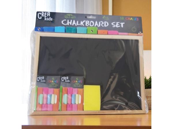 krijtbord /schoolbord met gekleurde krijtjes en sponsje