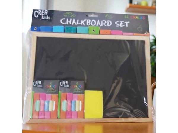 krijtbord /schoolbord met gekleurde krijtjes en sponsje