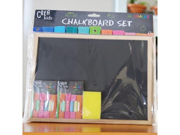 krijtbord /schoolbord met gekleurde krijtjes en sponsje