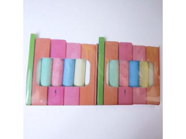 krijtbord /schoolbord met gekleurde krijtjes en sponsje