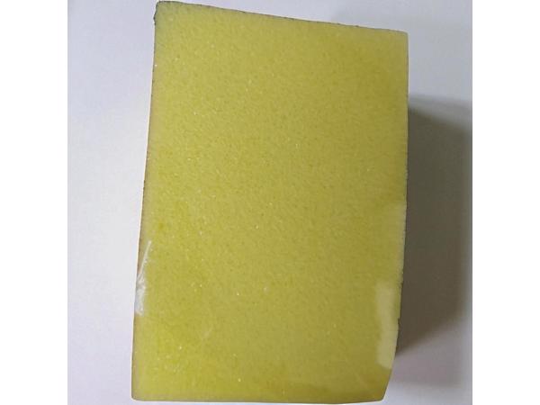 krijtbord /schoolbord met gekleurde krijtjes en sponsje