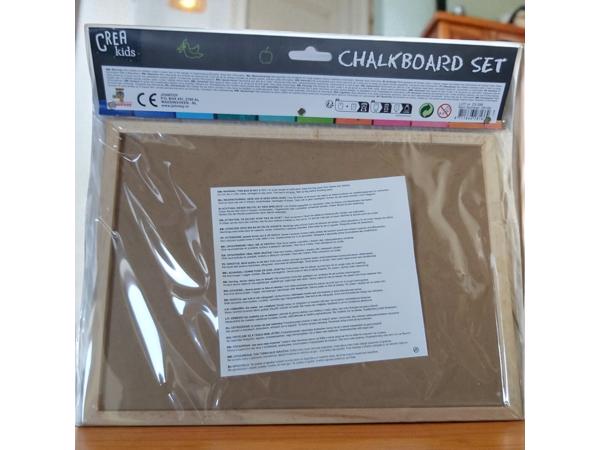 krijtbord /schoolbord met gekleurde krijtjes en sponsje
