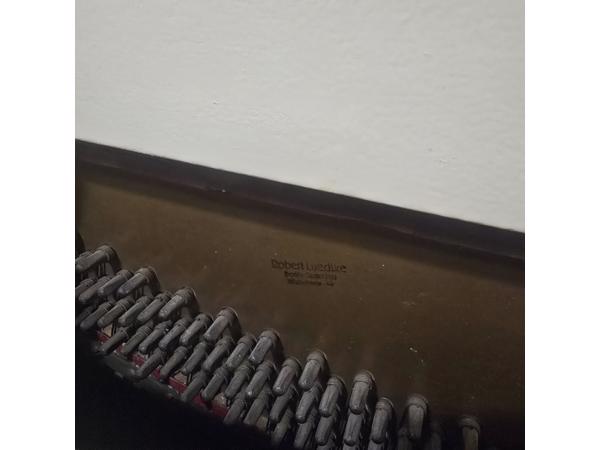 Gratis af te halen: Duitse piano Robert Luedtke (Berlin-Spandau)