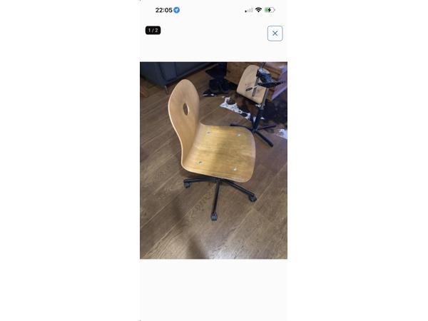 Houten stoel met wieltjes